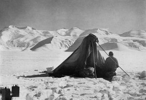 د. ويلسون سكيتشينغ على نهر بيردمور الجليدي ، 13 ديسمبر 1911 ، 1913