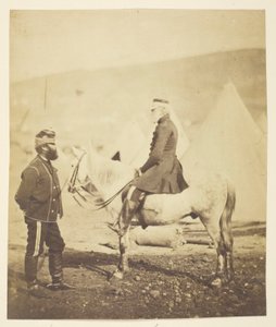 السير جاس. يورك سكارليت (1799-1880)، جنرال، قاد قيادة اللواء الثقيل في بالاكلافا (يسار)؛ إدوارد ويم لوي (1820-1880)، جنرال (يمين)؛ أُخذ في شبه جزيرة القرم بواسطة روجر فينتون