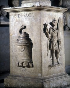 مذبح مخصص لإيزيس. اليسار: حجر صوفي مع ثعبان ويمين: أنوبيس هيرميس. الكلمات "Iside Sacr" محفورة على الأفعى. القرن الثاني. متحف الكابيتوليني ، روما. بواسطة رواية