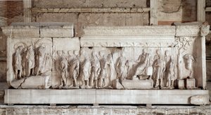 Anaglyph (أو أكثر) من Trajan يسترجع حقائق الإمبراطور تراجان (Traianus أو Traiano) (117-120): مشهد من الأعمال الخيرية للإمبراطور للأطفال الفقراء والأيتام. جوارب رخامية منقوشة. خافت. 521x16 سم روما ، فورو رومانو (المنتدى الروماني) ، كوريا بواسطة رواية