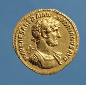 Aureus (الوجه) من هادريان (117 - 138 م) ملفوفة ، مشدودة ، ترتدي إكليل الغار. (الذهب) النقش: IMP CAESAR TRAIAN HADIANVS AVG بواسطة رواية
