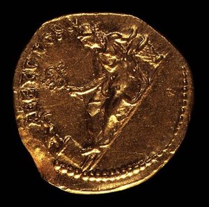 Aureus (عكسي) ضُرب بواسطة هادريان (117 - 138 م) مُصوَّرًا AEGYPTOS (مصر) وهو ينحني إلى اليسار. (الذهب) نقش: AEGYPTOS (للأمام انظر 119152) بواسطة رواية