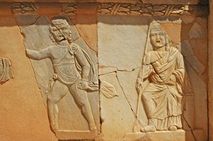 نقوش بارزة على بروسينيوم المسرح الروماني ، صبراتة ، ليبيا ، القرن الثاني الميلادي بواسطة رواية