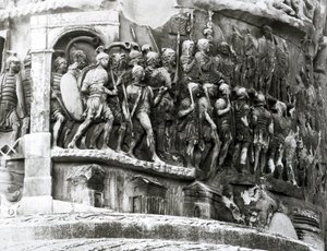 التفاصيل من عمود ماركوس أوريليوس (كولونا أنتونينا) ، 180-196 م (الرخام) (صورة بالأبيض والأسود) بواسطة رواية
