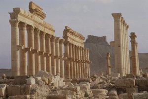 أقدم جزء من الشارع ذو الأعمدة الذي يشكل المحور الرئيسي للمدينة ، مما يؤدي إلى قلعة ابن معان ، وهي قلعة عربية من القرن السابع عشر ، بنيت في النصف الأول من القرن الثاني بواسطة رواية
