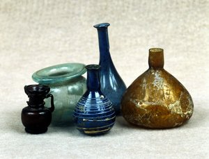 قوارير زجاجية وقوارير تحتوي على عطور وبلسم ومراهم. الفترة الرومانية. القرن الأول الميلادي. جي سي. بواسطة رواية