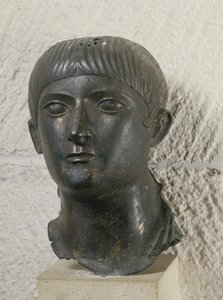 رأس شاب يعرف باسم The Young Aquitaine Chief (برونزي)