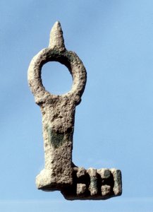 تم العثور على مفتاح باب المنزل في الحفريات في Tiberius ، أواخر العصر الروماني - أوائل العصر البيزنطي بواسطة رواية
