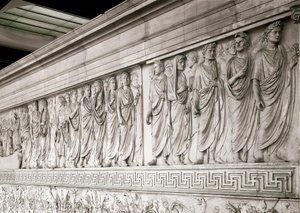 القصر الإمبراطوري للإمبراطور أوغسطس - نقش رخامي منخفض في الشمال من Ara Pacis Augustae ، قام ببنائه الإمبراطور الروماني Augustae بين 13 و 9 قبل الميلاد على Champ de Mars (Campo de Marte) في روما لإحياء ذكرى السلام بعد حروب الإمبراطورية agai بواسطة رواية