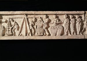 نقش يصور تكديس الأرغفة في سلال وأخذها للوزن. من قبر Euryaces the Baker ، Porta Maggiore ، روما ، كاليفورنيا. 50-20 قبل الميلاد 50-20 بواسطة رواية