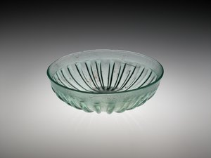وعاء زجاجي مضلع ، 100-200 ميلادي (زجاج منفوخ ومقطع بالقالب) بواسطة رواية