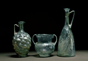 الفن الروماني: قوارير زجاجية وإبريق. القرنين الأول والثاني بعد الميلاد. Museo Nacional de Arte Romano Madrid بواسطة رواية
