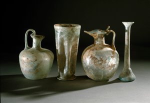 الفن الروماني: أباريق وأباريق ومزهريات زجاجية من بومبي. القرن الأول Museo Archeologico Nazionale ، نابولي بواسطة رواية