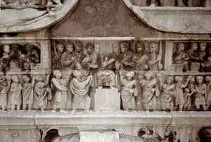 Roman art: low marble relief representing the distribution of subsidies to the people in the forum of Cesar. 312-315 AD. Arch of Constantine, Rome - Roman Art. The emperor distributing money among the people (largitio). Relief, 312-315 AD. Arch of Constant بواسطة رواية