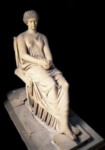 الفن الروماني: تمثال Agrippina "" The Ainee "(Agrippina) (14 قبل الميلاد - 33) ، زوجة Germanicus. نحت الرخام. القرن الأول الميلادي. نابولي ، المتحف الأثري الوطني بواسطة رواية