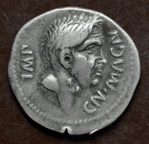 عملة فضية مع دمية بومبي العظيم (Gneo Pompeo Magno أو Gnaeus Pompeius Magnus بواسطة رواية