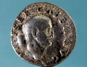 عملة فضية مع تمثال للإمبراطور الروماني جالبا (5 ق.م - 69 م) جيه سي) مجموعة ميداليير ميلانو. بواسطة رواية