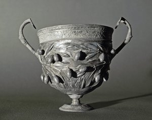 Silver kantharos with olive branch بواسطة رواية