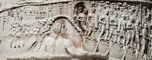 تبحر الجحافل الرومانية في أنكونا تحت حماية نبتون تفاصيل عمود تراجان (عمود تراجان) (كولونا ترايانا) في روما التي بنيت في عهد الإمبراطور تراجان (53-117). يحتفل عمود Trajane بذكرى حملات الانتصار في em بواسطة رواية