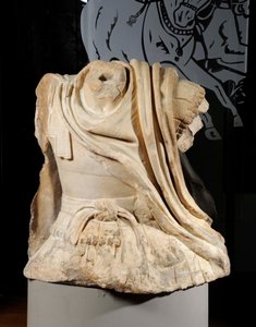Torso of Lucio Licinio Murena inspired by the horseback Alexander of the bronze group of Lysippos dedicated to Dion, 67 AD (marble) بواسطة رواية