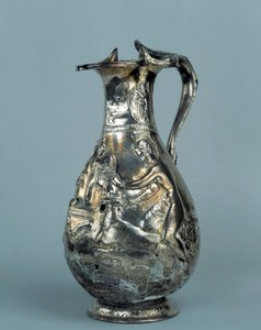Tresor de Boscoreale: الزبرجد: على العنق: جناحان من الجين يسقيان غريفين. على البطن: انتصاران يضحيان بثور على جانبي مذبح يحمل Palladion ، شعار أثينا. نهاية القرن الأول قبل الميلاد - القرن الأول الميلادي. الأحد 0،24 م. ص بواسطة رواية
