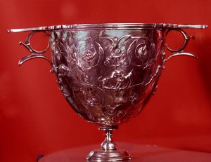 Tresor de Boscoreale: كانثاريك (إناء للشرب) بأوراق الأشجار الطائرة. نهاية القرن الأول قبل الميلاد - القرن الأول الميلادي. الأحد 0،17 م. باريس ، متحف اللوفر بواسطة رواية
