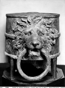 Upper part of a mooring post found during the excavation of the Roman ships in Lake Nemi بواسطة رواية