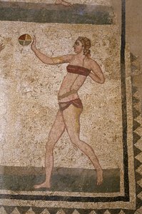 Woman playing ball. Young Romans engaged in physical exercises. They wear a loincloth around the kidneys and a strophium (ancetra of the bra) on the chest. A loaf around the kidneys. Roman Mosaic of the 3rd - 4th century of Villa del Casale, Piazza Armerin بواسطة رواية