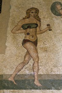 شارك الشباب الروماني في تمارين بدنية. يرتدون مئزر حول الكلى وستروفيوم (ancetra من حمالة الصدر) على الصدر. رغيف حول الكلى. فسيفساء رومانية من القرن الثالث إلى الرابع لفيلا ديل كاسال ، ساحة أرميرينا (صقلية). بواسطة رواية