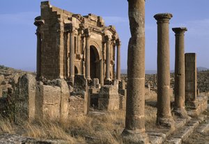 قوس تراجان (52-117 م) ، حوالي 100 م ، العصر الإمبراطوري العالي (27 ق.م - 395 م) بواسطة الفترة الإمبراطورية الرومانية