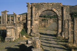 بطاقة ، قوس ومعبد فينوس (على اليسار) ، العصر الإمبراطوري العالي (27 ق.م - 395 م) بواسطة الفترة الإمبراطورية الرومانية