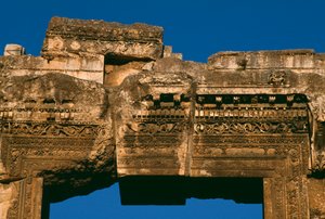 معبد باخوس ، تفاصيل عتب الباب ، الفترة الإمبراطورية العالية 27 ق.م - 395 م صورة بواسطة الفترة الإمبراطورية الرومانية
