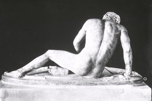 Dying Gaul ، نسخة من أصل يوناني من 230-220 قبل الميلاد من قبل Epigonos (الرخام) (صورة b / w) (منظر خلفي) بواسطة رومان رومان