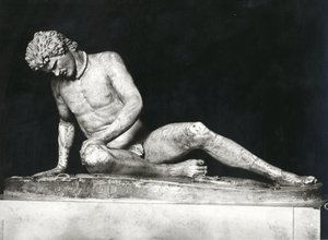 Dying Gaul ، نسخة من أصل يوناني من 230-220 قبل الميلاد من قبل Epigonos (الرخام) (b / w photo) بواسطة رومان رومان