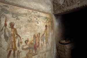 لوحة جدارية تصور لاراريوم بالقرب من مدخل المطبخ، منزل كايوس يوليوس بوليبيوس، بومبي (قائمة التراث العالمي لليونسكو) بواسطة رومان رومان