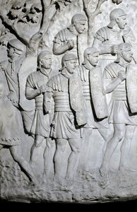 الفن الروماني: "" الفيلق الروماني جاهزون للمعركة "قالب من عام 1862 يعيد إنتاج النقوش البارزة لعمود تراجان (عمود تراجان) (كولونا ترايانا) في روما الذي بني في عهد الإمبراطور تراجان (53-117). عمود تراجان يحيي ذكرى انتصار بواسطة رومان رومان