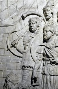 الفن الروماني: "" المحاربون الرومان خلال الحرب الأولى في داسيا "" قالب عام 1862 يعيد إنتاج النقوش البارزة لعمود تراجان (عمود تراجان) (كولونا ترايانا) في روما الذي بني في عهد الإمبراطور تراجان (53-117) . يحتفل عمود Trajane بذكرى بواسطة رومان رومان
