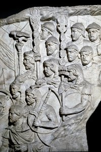 Roman Art: “” Warriors carrying Vexillum (Roman banners)”” Mould of 1862 reproducing the bas-reliefs of the column of Trajan (Trajane column) (Colonna Traiana) in Rome built during the reign of Emperor Trajan (53-117). The Trajane column commemorates the v بواسطة رومان رومان