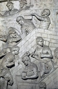الفن الروماني: "" بناء حصن في المعسكر الروماني "" قالب عام 1862 يعيد إنتاج النقوش البارزة لعمود تراجان (عمود تراجان) (كولونا ترايانا) في روما الذي بني في عهد الإمبراطور تراجان (53-117) . يحتفل عمود Trajane بذكرى ر بواسطة رومان رومان