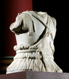 جذع منحوت لرجل فرسان (من الرخام) (انظر أيضًا 371178) بواسطة رومان رومان