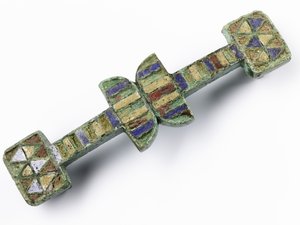 تقاطع حزام مع سطح علوي مطلي بالمينا باللون الأحمر والأزرق والأصفر ، من حصن الفيلق الروماني في Inchtuthil ، Caputh ، Perthshire (البرونز والمينا) بواسطة رومان رومان