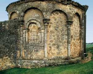 حنية ينظر إليها من الخارج ، كنيسة القديس ميخائيل (Parroquia católica de san Miguel Arcángel) في فالدينبرو ، سوريا ، قشتالة وليون ، إسبانيا ، أواخر القرن الثاني عشر - أوائل القرن الثالث عشر (صورة) بواسطة رومانيسك