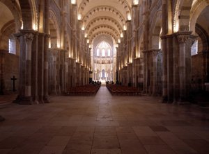 الجزء الداخلي من Cathedrale de Vezelay (89): صحن الكنيسة. بواسطة رومانيسك