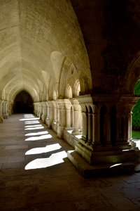 العمارة الرومانية: معرض لقاعة دير Cistercian في Fontenay ، بورغوندي بواسطة رومانيسك