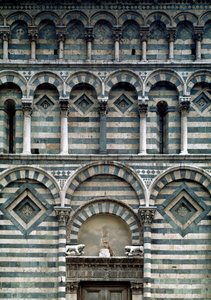 Romanesque art: detail of the polychrome facade بواسطة رومانيسك