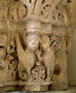 قمة تزين صفارات الإنذار والطيور على غرار تلك الموجودة في كنيسة Saint Loup de Naud (Seine and Marne) 1170. Paris، Museum of Monuments english بواسطة رومانيسك