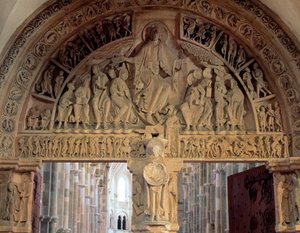 طبلة كنيسة Vezelay التي تمثل المسيح في الجلال (يتم تمثيل يسوع المسيح في المجد داخل هاندورلا) من القرن الثاني عشر. كنيسة فيزيلاي بواسطة رومانيسك