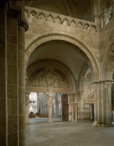 منظر لطبلة الأذن الوسطى وطبلة الأذن يمثلان مهمة الأبوتر. كنيسة سانتا ماريا المجدلية (سانت ماري مادلين (1096-1106) ، فيزيلاي ، يون بواسطة رومانيسك