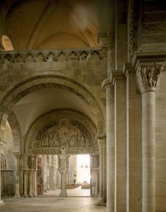 View of the nartex and central eardrum representing the mission of the apotres. Basilica of Santa Maria Magdalene (Sainte Marie Madeleine (1096-1106), Vezelay, Yonne بواسطة رومانيسك