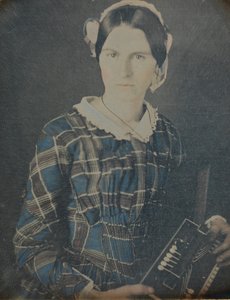 امرأة مع الأكورديون daguerreotype ، 1840. بواسطة رون فاساند